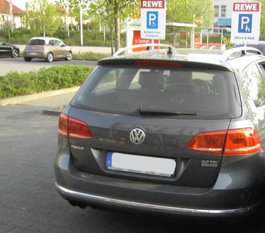 Firmenwagen von Autofahrer auf Mutter-Kind Parkplatz der dicht neben meiner Frau Parkt